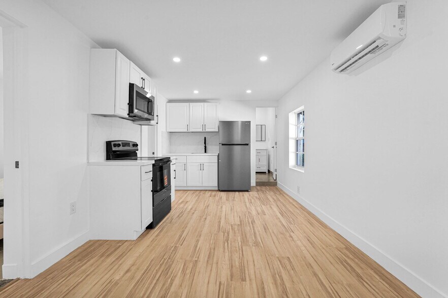 Building Photo - 2419 Coolidge St