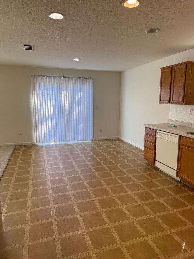 Building Photo - LARGE CORNER LOT 2 STORY 4 BED HOME IN MATHER