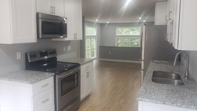 Building Photo - Charming 3br 3ba Townhome in Chapel Hill! ...
