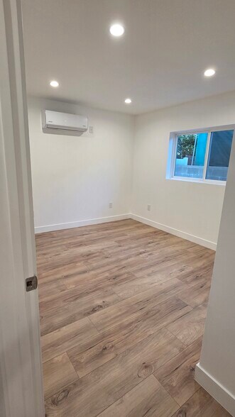 Building Photo - 805 W Glenoaks Blvd