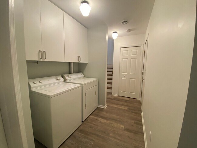 Building Photo - Beautiful Two Bedroom Townhome in Plymouth for $2,299.00/month!