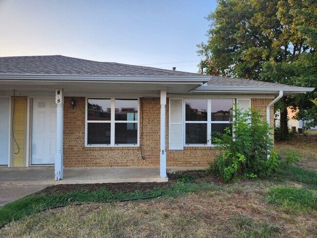 Front Porch - 815 Sun Valley Dr