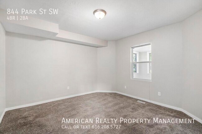 Building Photo - 844 Park St SW