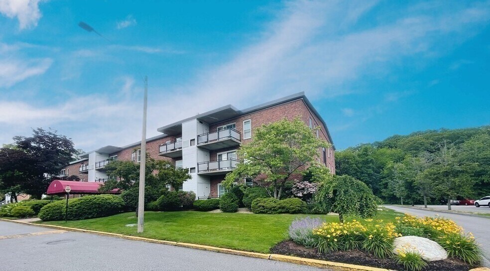 Building Photo - 44 Broadlawn Park