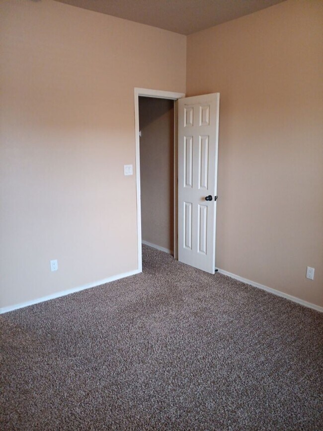 Building Photo - 4 Bedroom, 2 Bathroom! Lovely Home! Schedule a Showing!