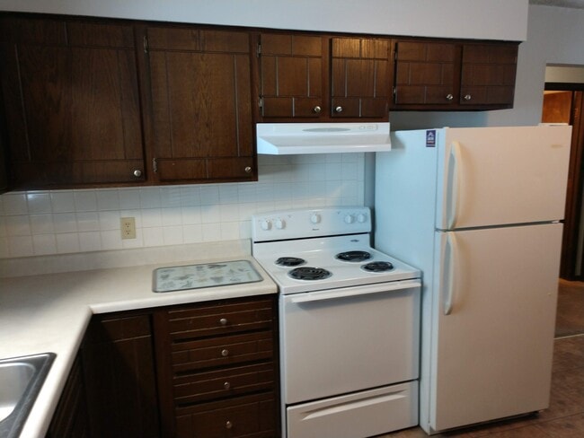 Building Photo - 2 Bedroom Duplex located on East Side of MHK!