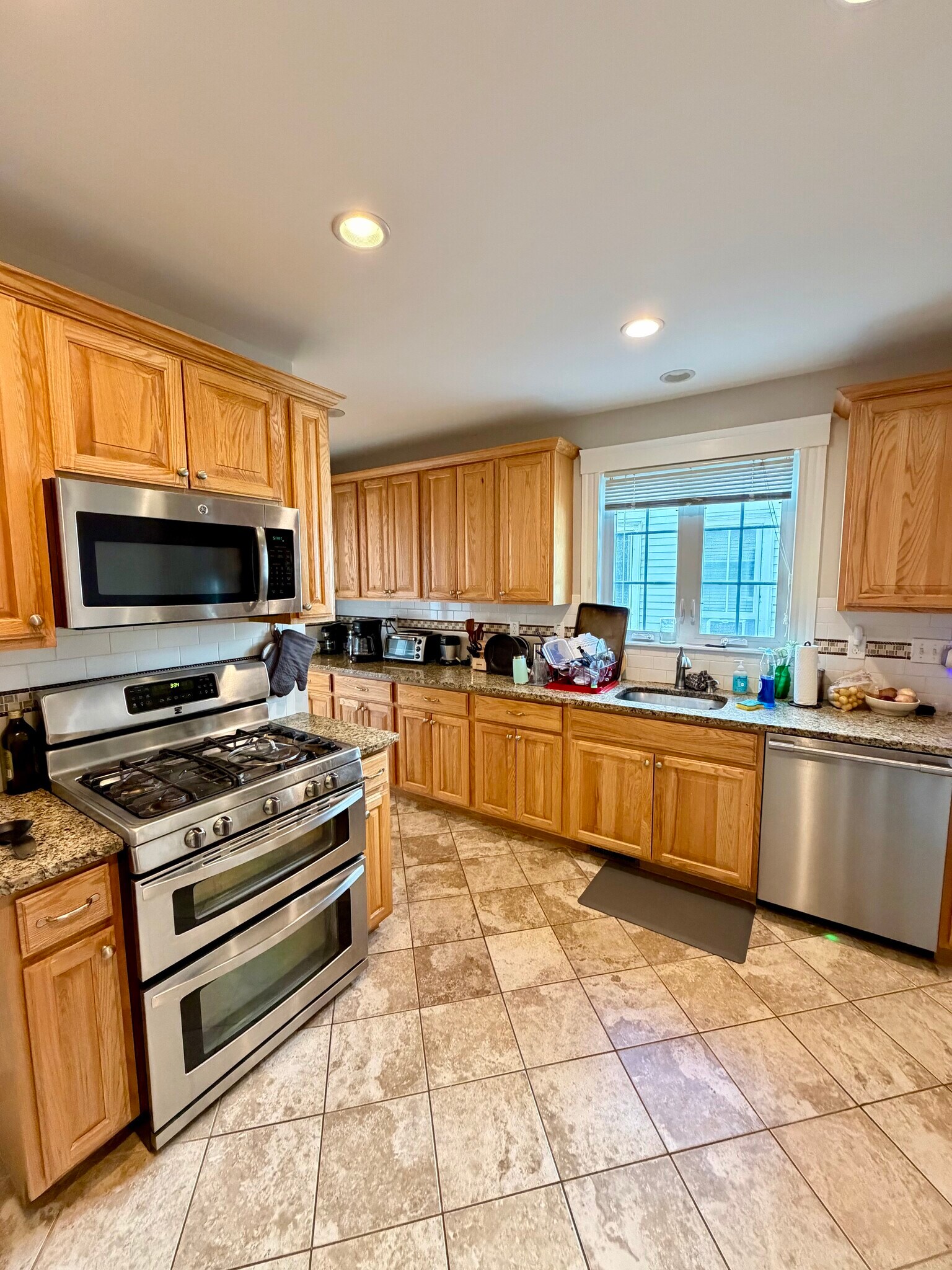 Building Photo - 70 Thorndike St