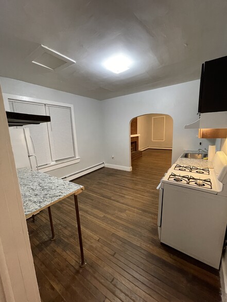 Building Photo - 563 Buttonwood St