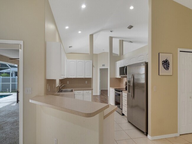 Building Photo - 962 Montrose Ave