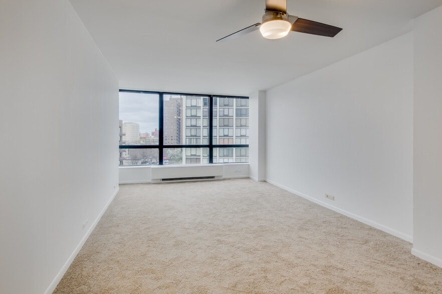 Building Photo - 5415 N Sheridan Rd