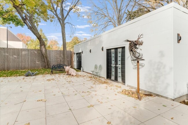 Building Photo - Historic, Character-Rich House - 3 Bed, 3 Bath (2 Full, 2 Half)