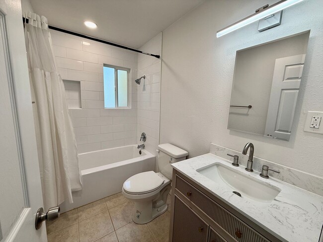 Building Photo - 1725 Albion Pl