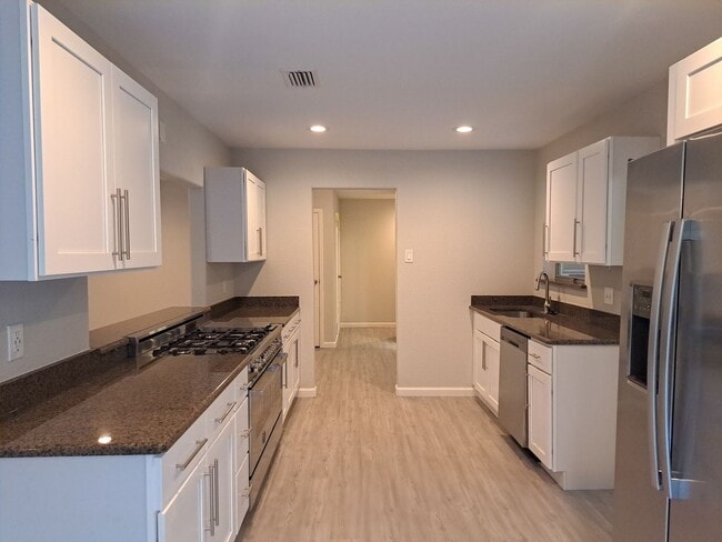 Building Photo - Updated 4 Bedroom / 2 Bath / 2 Car Garage