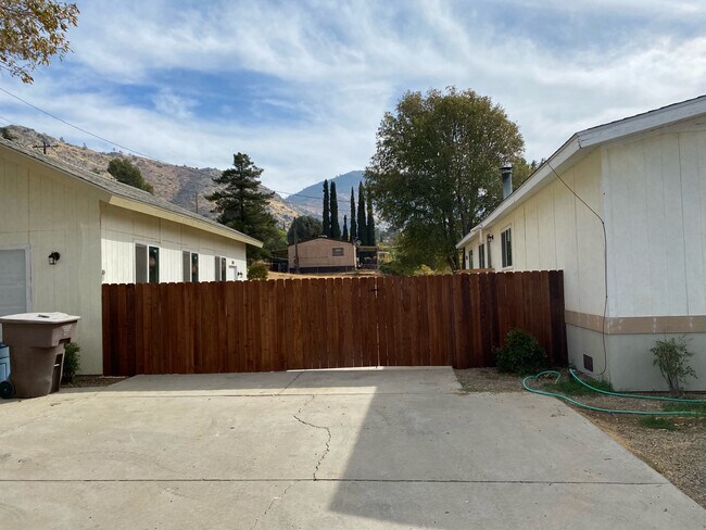 Building Photo - 523 Piute St