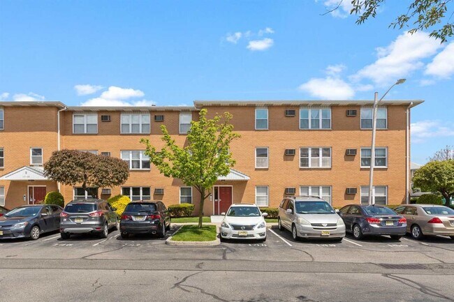 Building Photo - 132 Riverview Ct