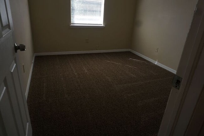 Building Photo - 3 bedroom 2.5 Bathroom townhome with fence...