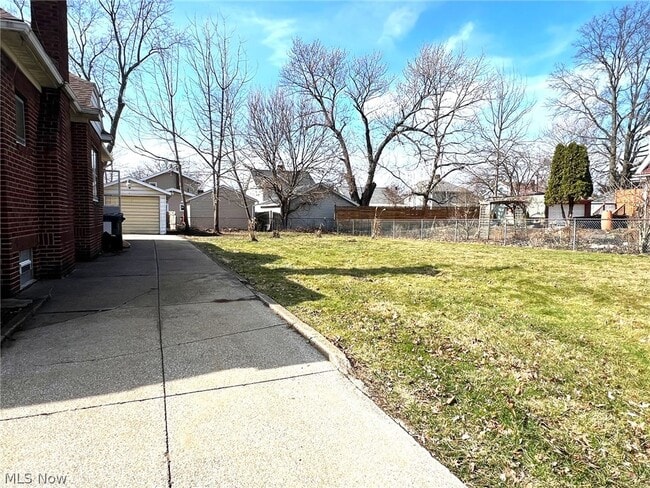 Building Photo - 982 Dan St