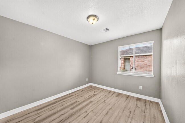 Building Photo - 10515 Evergreen St