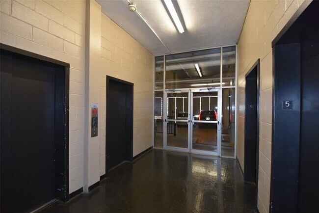 Building Photo - 2016 Main St