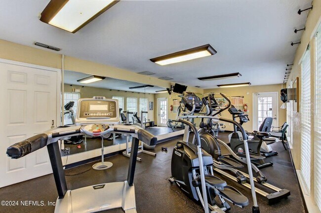 Building Photo - Renovated Condo in a Convenient Location!