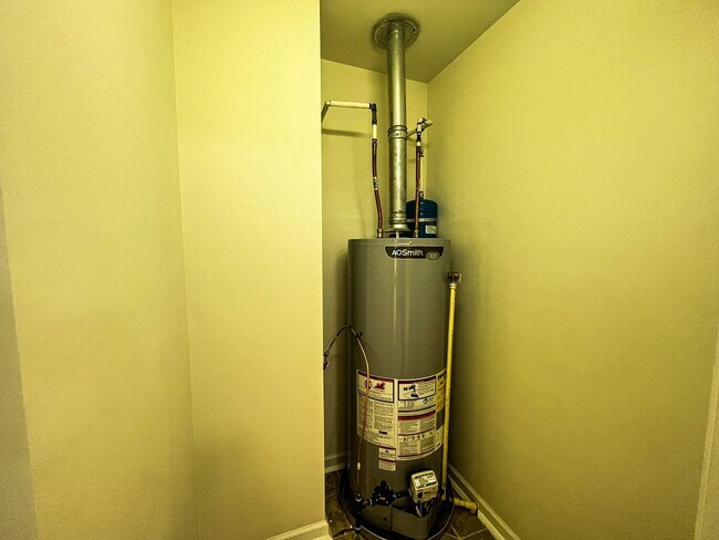 Building Photo - Gorgeous 4 Bedroom, 2 1/2 Bathroom Home in...