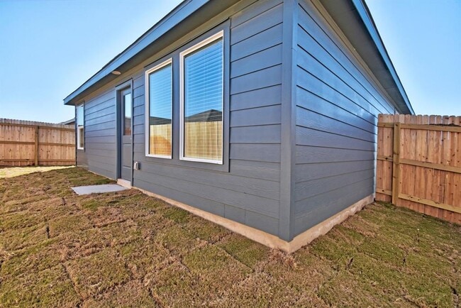 Building Photo - 2413 Legends Crk