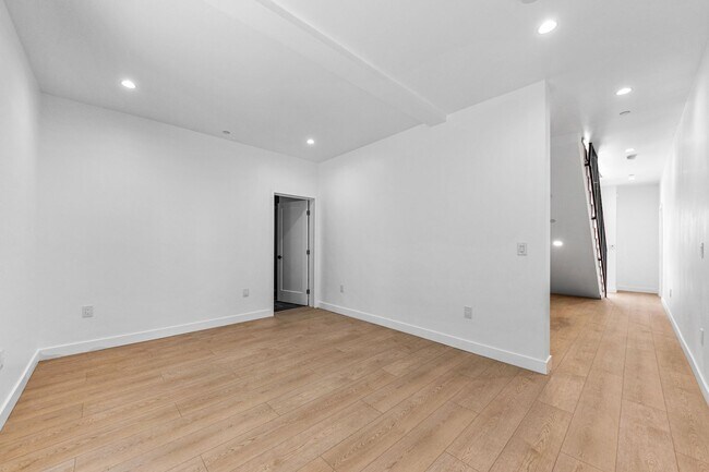 Building Photo - 1376 Edgecliffe Dr