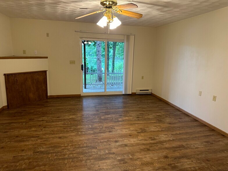 Building Photo - 1062 Lakeshore Dr