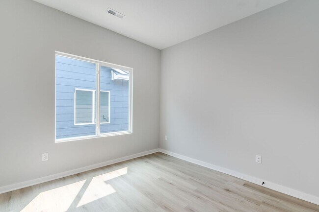Building Photo - Long Beach-Oliver Plan