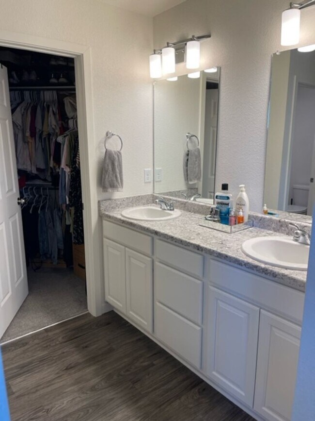Building Photo - Newer townhome in beautiful Banning Lewis Ranch neighborhood