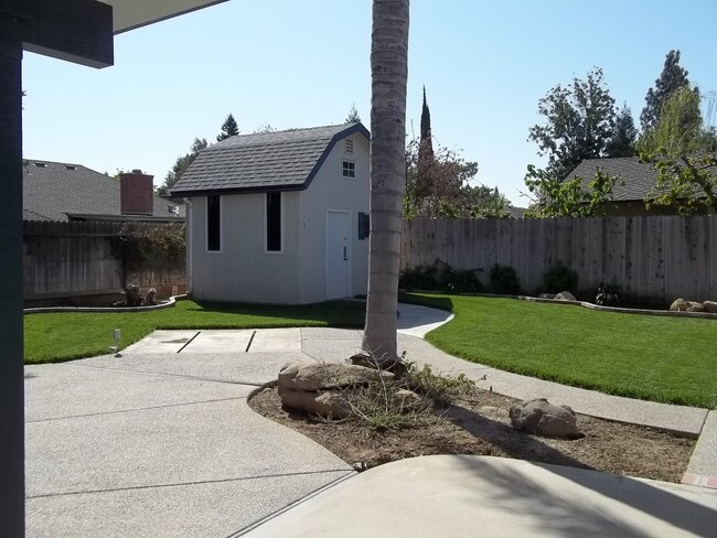 Building Photo - Executive style home in NW Fresno, In-grou...