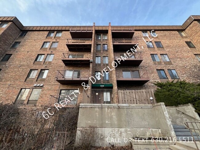 Building Photo - ***2 FREE WEEKS OF RENT! RENOVATED 2 BDRM ...