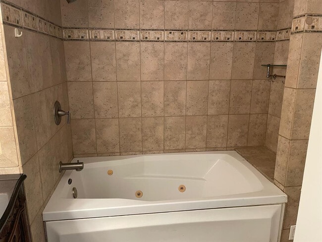 Building Photo - 140 NE 19th Ct