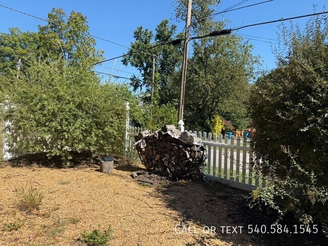 Building Photo - 1901 Avon Rd SW