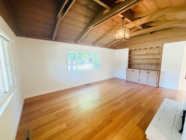 Building Photo - Corner lot 4-bedroom, 3-bathroom, 2,100 sq. ft. ranch-style home.  Great Location!