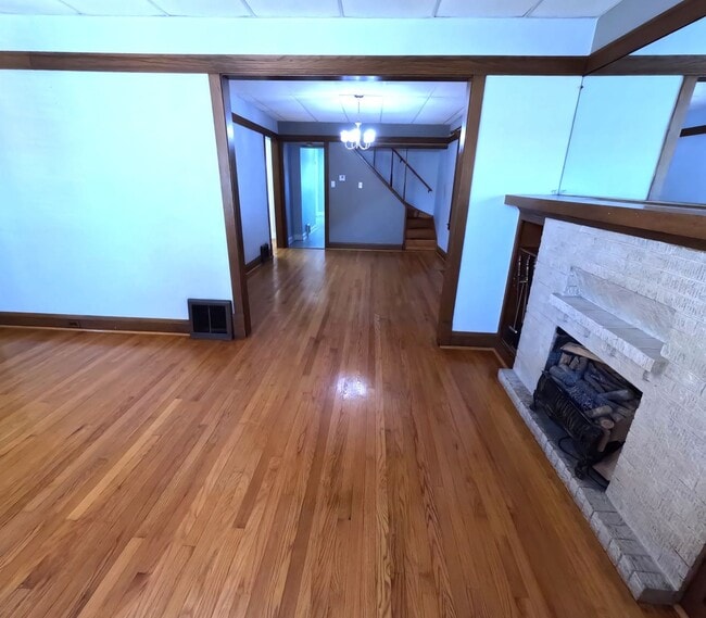 Building Photo - Exceptional single-family near UIC-DePaul University -North Park University