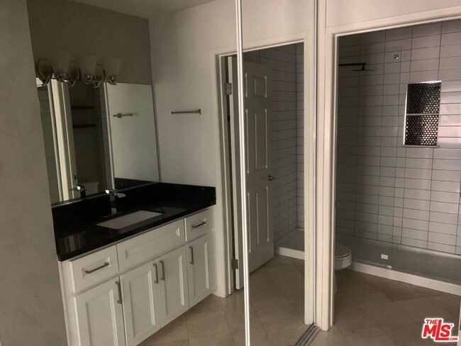 Building Photo - 5530 Owensmouth Ave