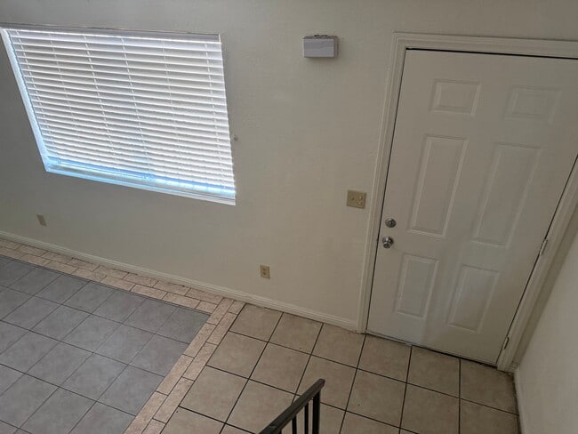 Building Photo - 3 Bedroom 1.5 Bathroom Townhouse