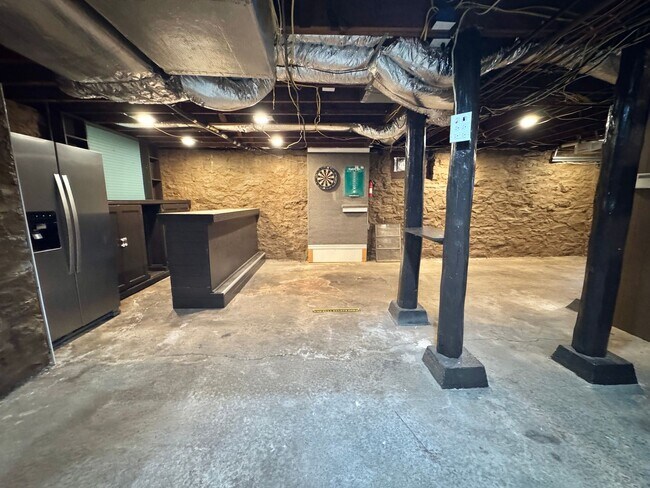 Building Photo - 5 Bedroom Home Between 12 South and Oak Hill