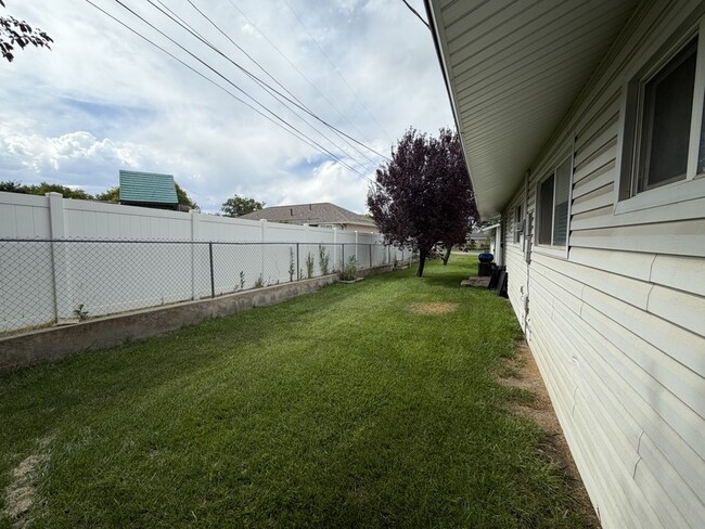 Building Photo - 744-746 E 200 N