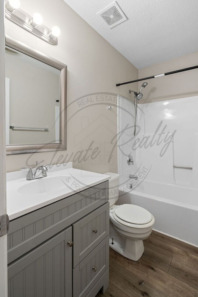 Building Photo - On Special: Two Bedroom Duplex in Hermitage!