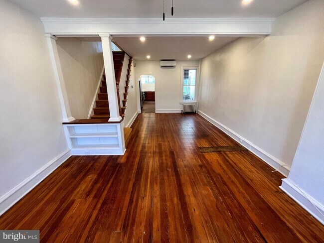 Building Photo - 419 Markle St