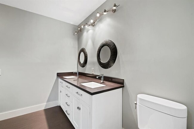 Building Photo - 1260 N Riverside Dr