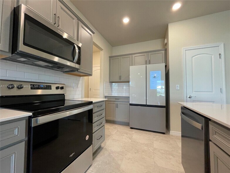 Building Photo - 2151 Appleton Cir S