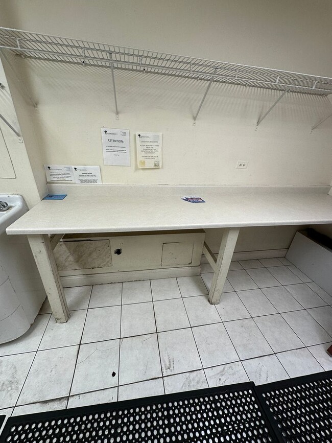 Building Photo - Great studio apartment in convenient locat...