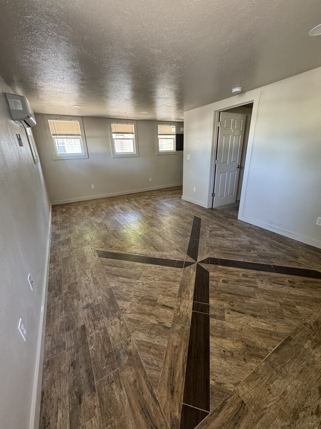 Building Photo - 1285 E 4th N