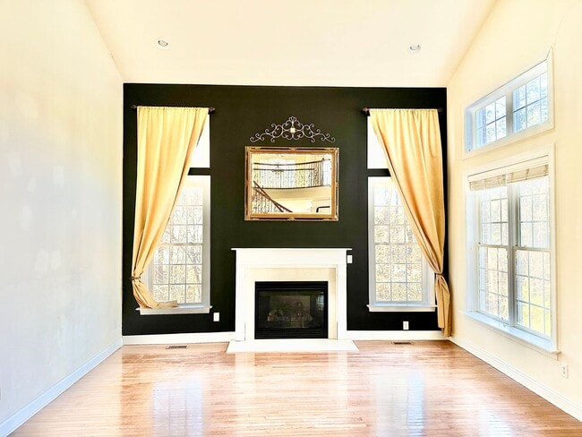 Building Photo - 715 Fairway Point Dr