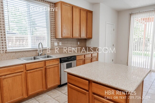 Building Photo - 803 Twin Oaks Dr