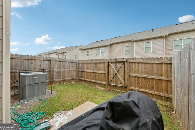 Building Photo - 5811 Calle Vis Dr