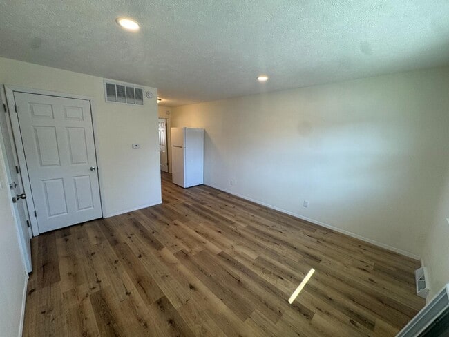 Building Photo - 208 Lindell Dr